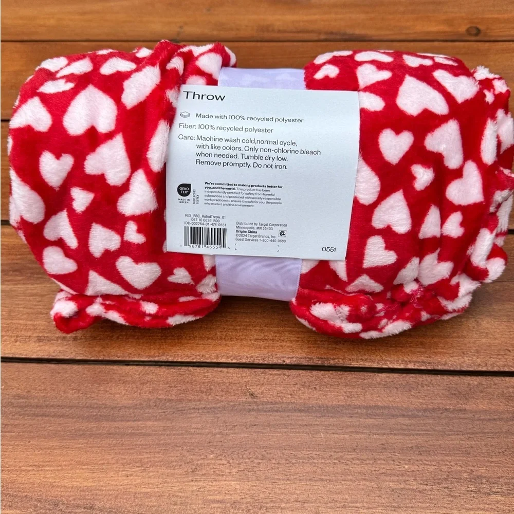 2 Room Essentials 50in x 60in Red and White Heart Throw Blanket New - Picture 4 of 5